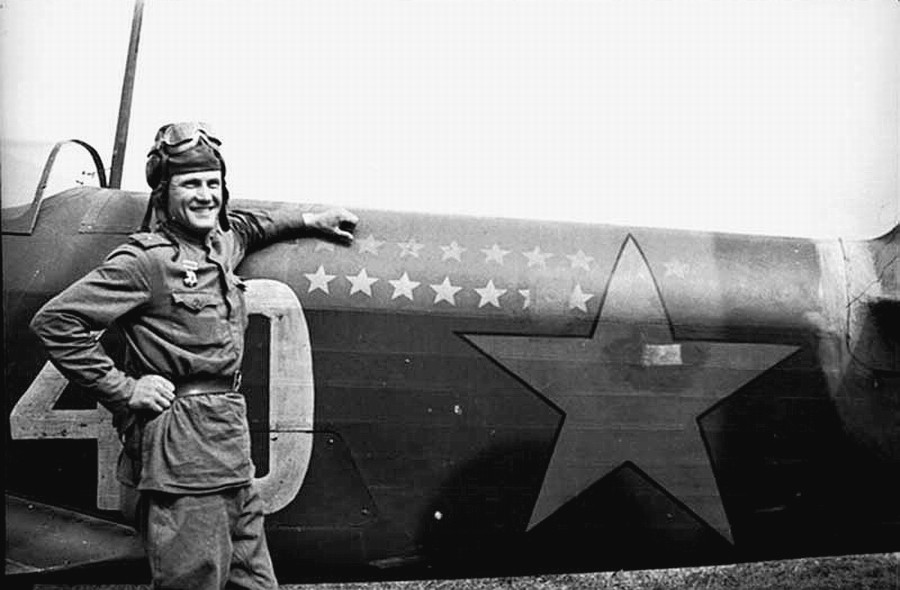 Filatov standing next to his Yak-7B White 40, 1943